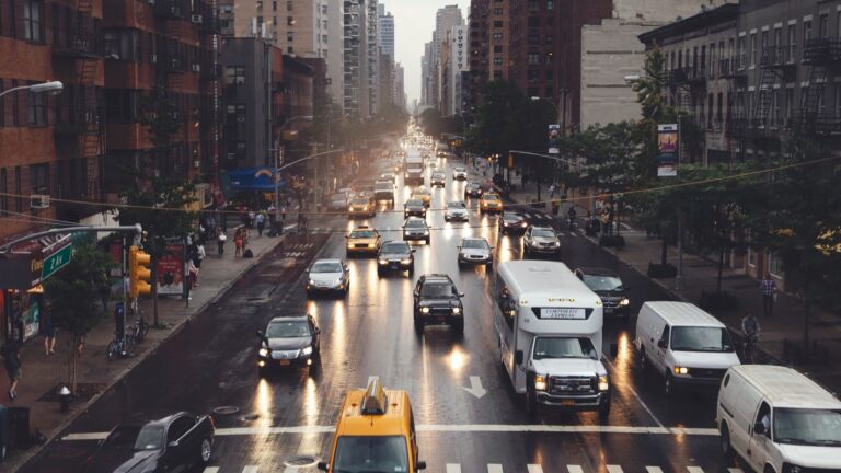Ciudad con altos niveles de contaminación que demuestra que la contaminación del aire aumenta el riesgo de depresión