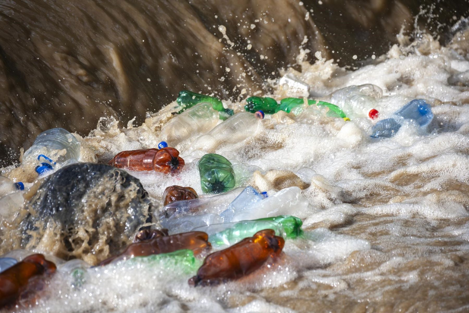 Microplásticos contaminan 7 de cada 10 ríos europeos visibles en agua contaminada