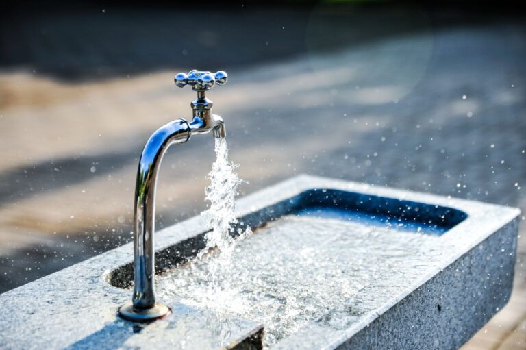 IMDEA desarrolla un método para eliminar microplásticos del agua con oxidación electroquímica