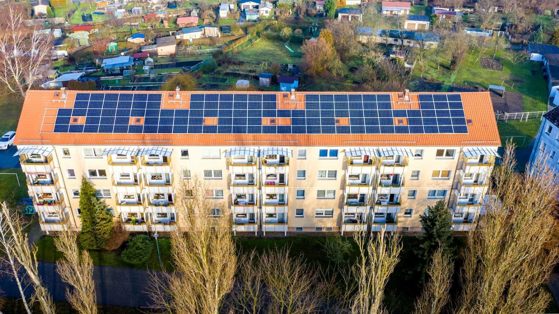 El autoconsumo colectivo en edificios reduce la factura eléctrica con placas solares