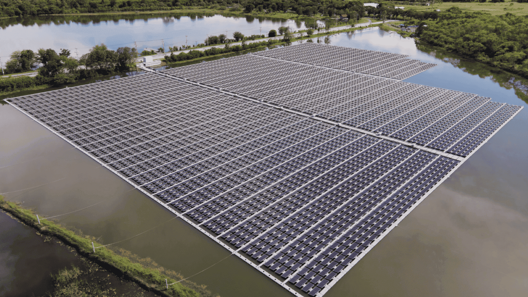 Cómo evitar la evaporación del agua en los embalses con paneles solares flotantes