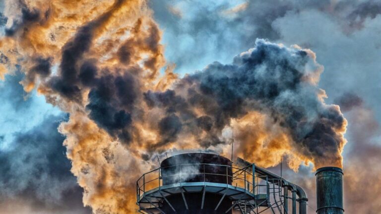 Petroleros en el estrecho de Ormuz con riesgo de derrame de petróleo