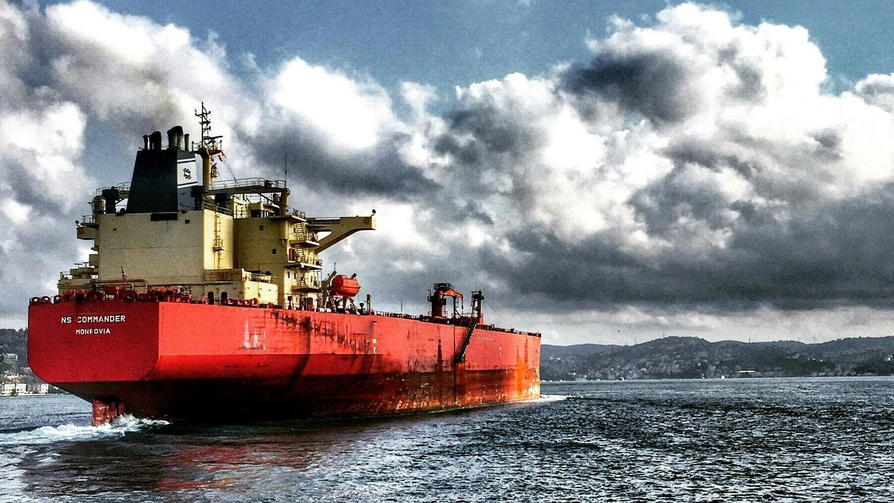 Petroleros en el estrecho de Ormuz con riesgo de derrame de petróleo