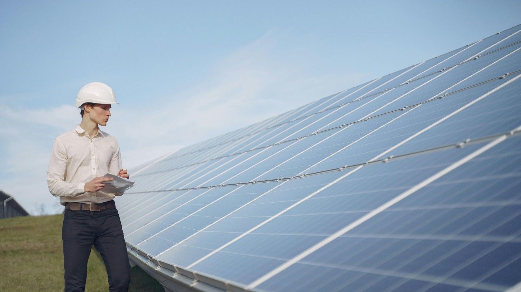Endesa pone en marcha tres plantas solares en Carmona con tecnología bifacial y seguidores solares