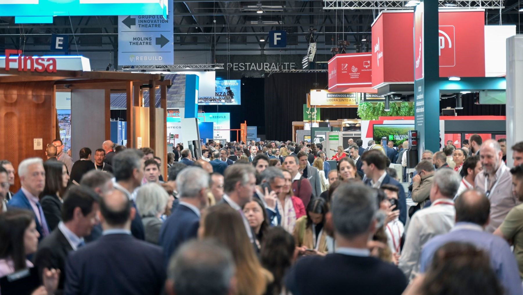 Edificio sostenible representando la edificación cero emisiones en 2050