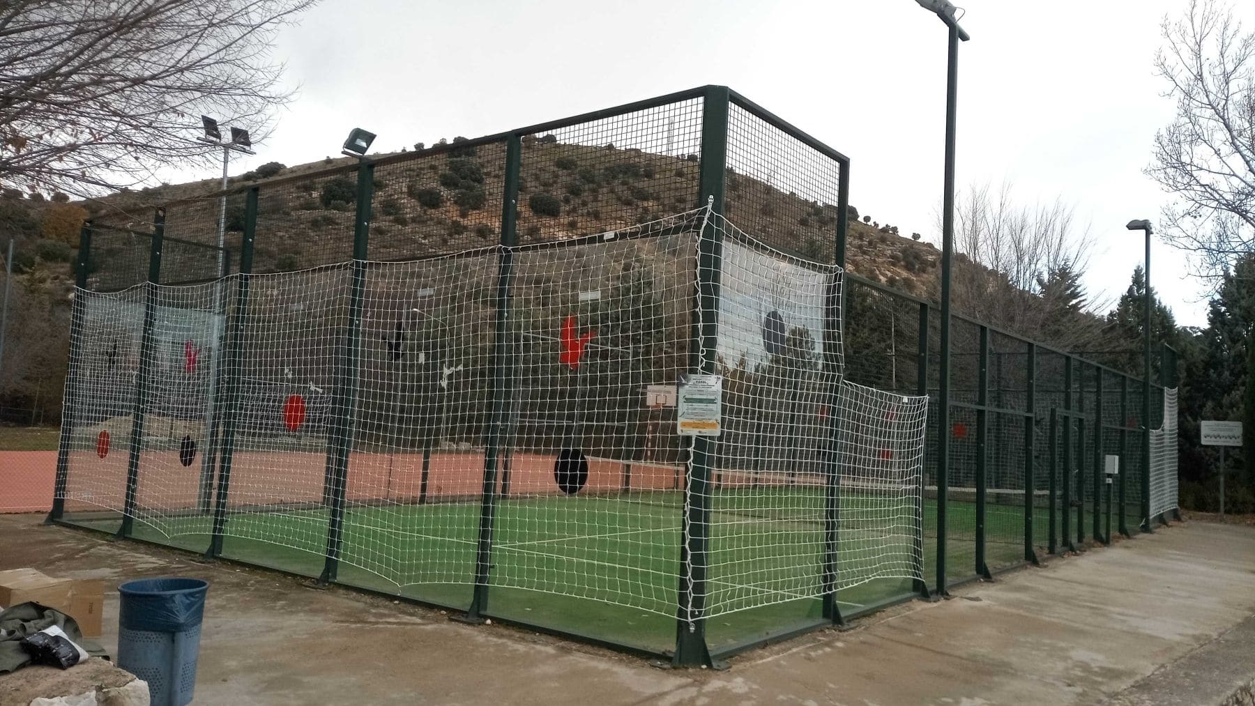 Instalan redes en pistas de pádel para evitar muerte de aves