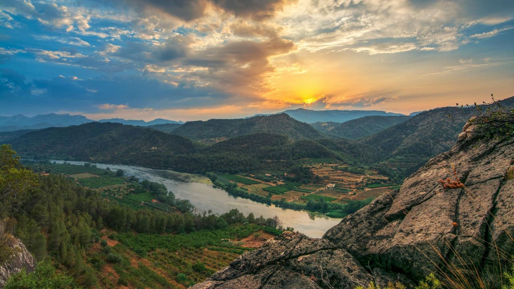 Río Ebro representando el centenario de las confederaciones hidrográficas y el origen del modelo español de gestión del agua