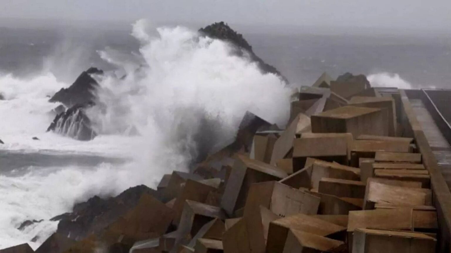 Primavera empieza con borrasca Therese golpeando Canarias con olas gigantes y viento extremo