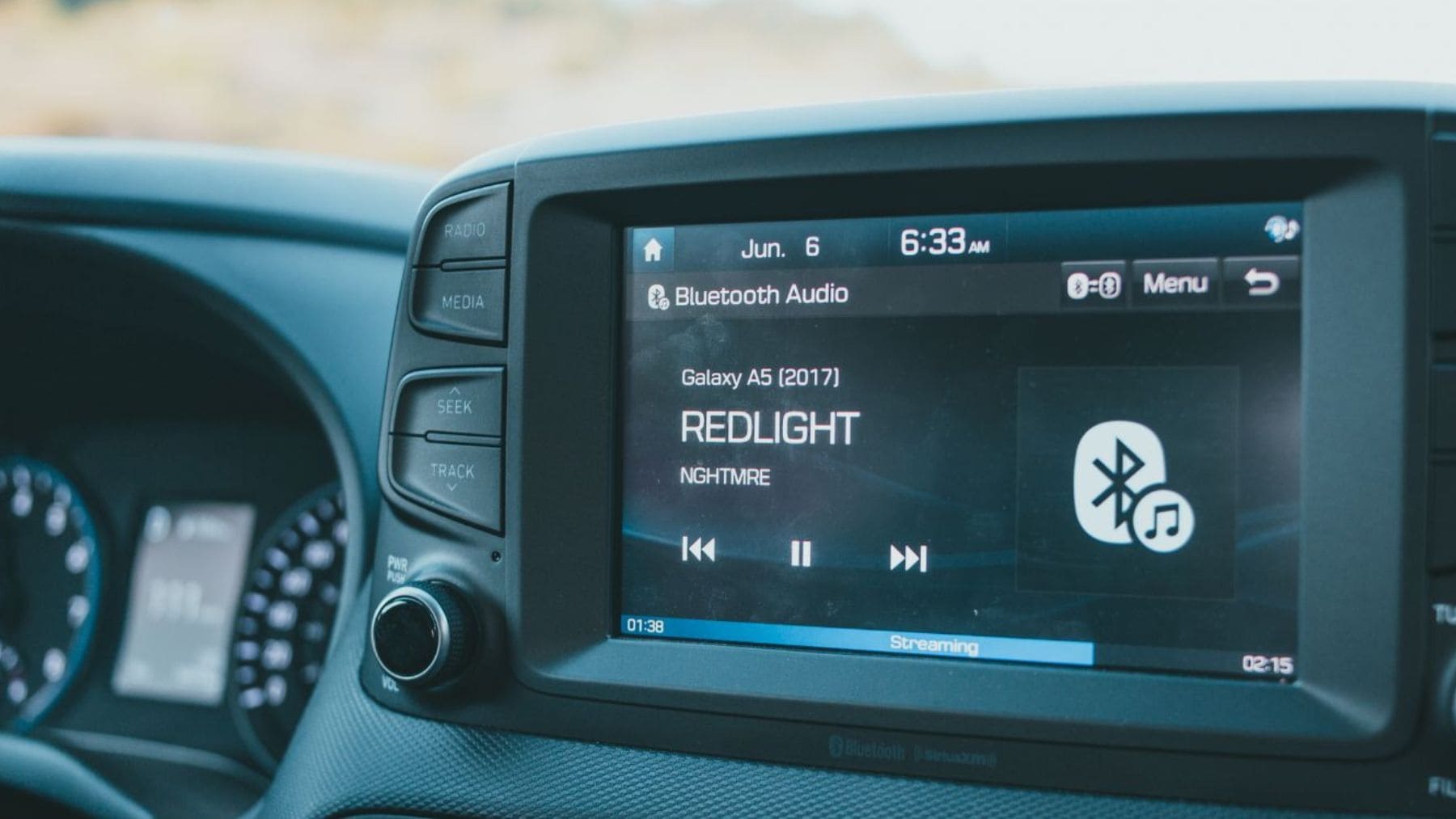 Pantalla táctil de coche con botones físicos en el salpicadero según las nuevas normas de Euro NCAP.