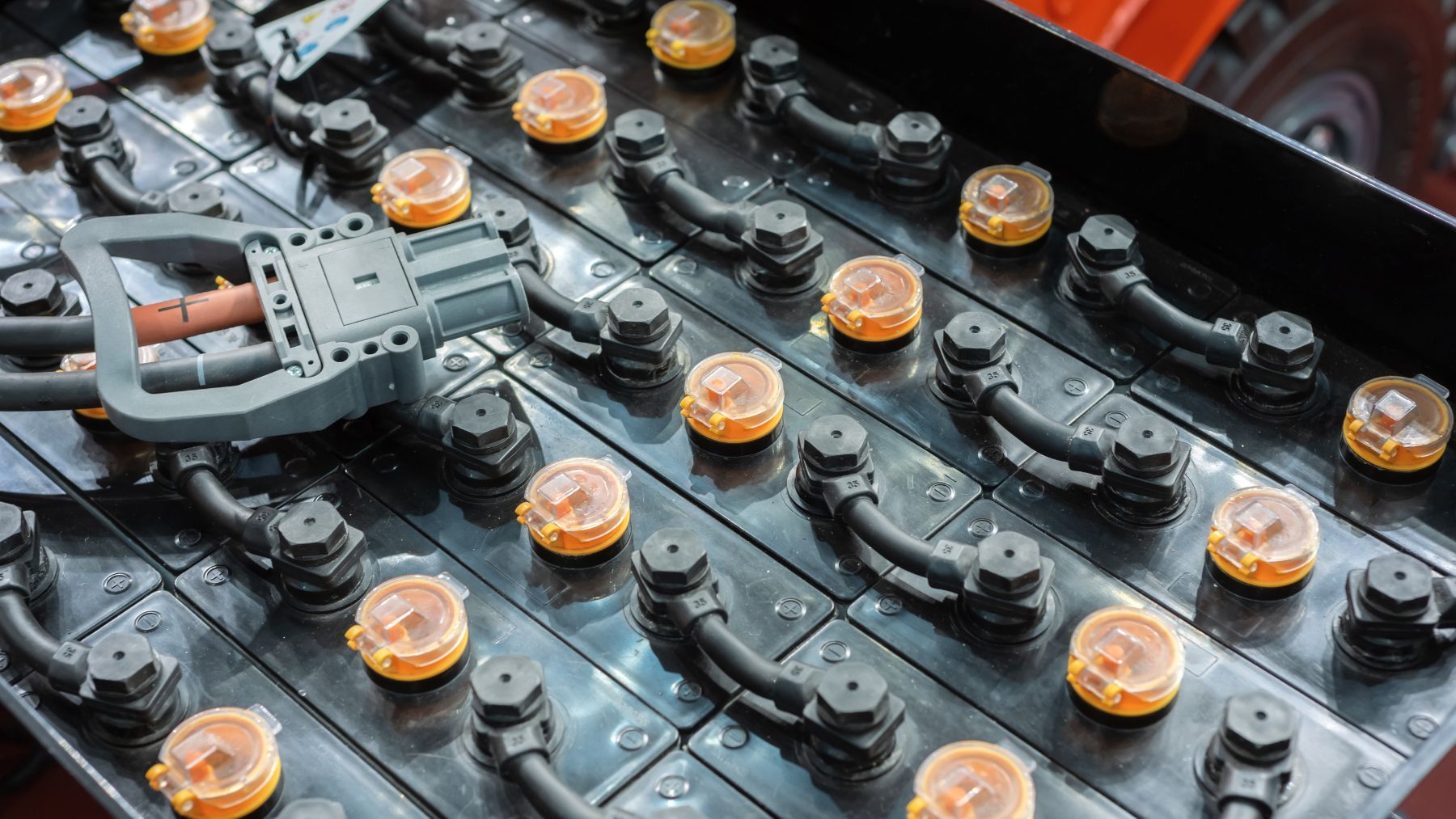 Celdas de batería de litio utilizadas en sistemas de almacenamiento de energía y vehículos eléctricos.