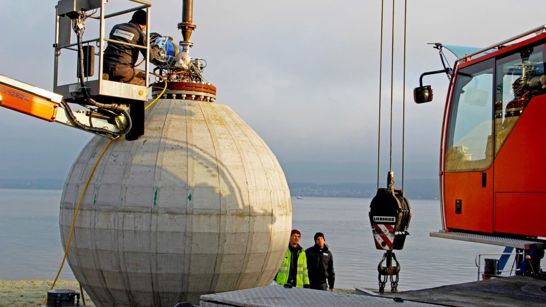 Prototipo de batería submarina para almacenar energía renovable usando aire comprimido y la presión del océano.