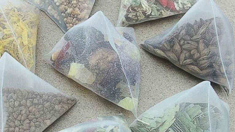 Bolsas de té piramidales con diferentes hierbas utilizadas en estudios sobre liberación de microplásticos