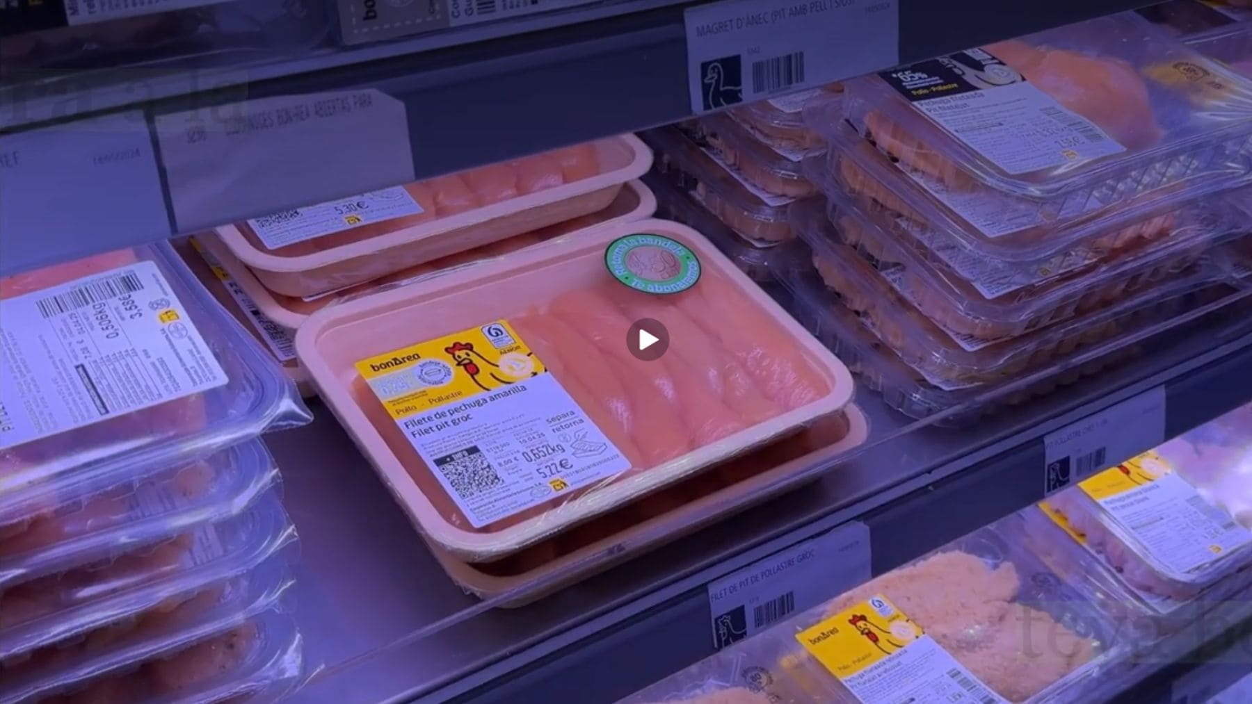 Bandejas de pollo envasado de BonÀrea con sistema RetornA para reutilización y reducción de plástico.