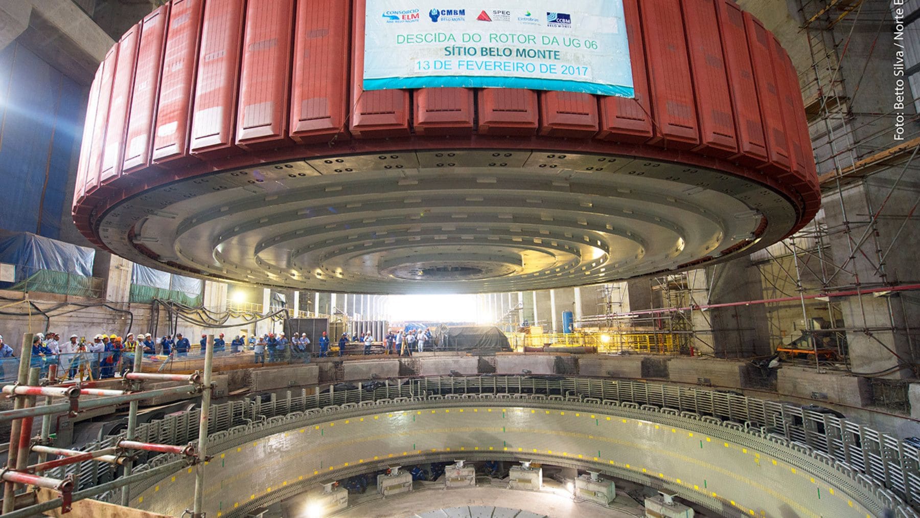 Rotor de 1.200 toneladas durante su instalación en la central hidroeléctrica de Belo Monte en Brasil.