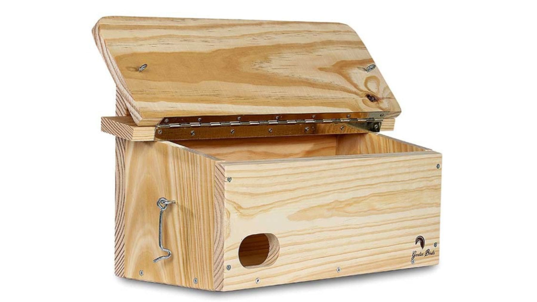 Caja nido de madera para vencejos abierta, ejemplo de nido artificial que puede sobrecalentarse al sol.