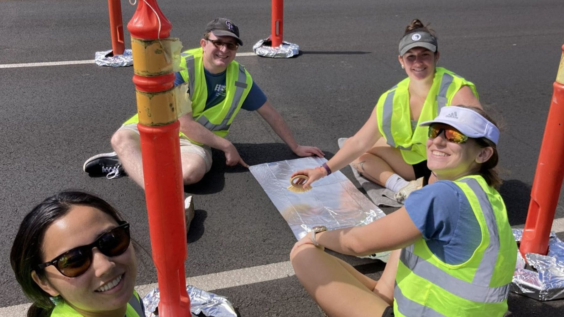 Científicos analizan asfalto con plástico reciclado en una carretera de Hawái durante pruebas de impacto ambiental.