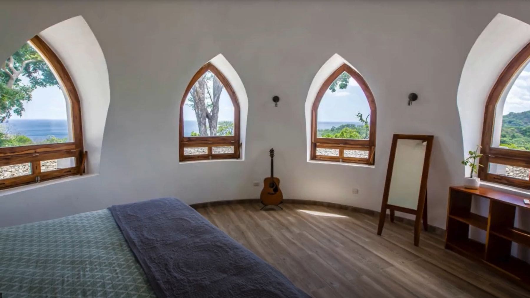Interior de una casa ecológica construida con sacos de tierra mediante la técnica de bioconstrucción superadobe.