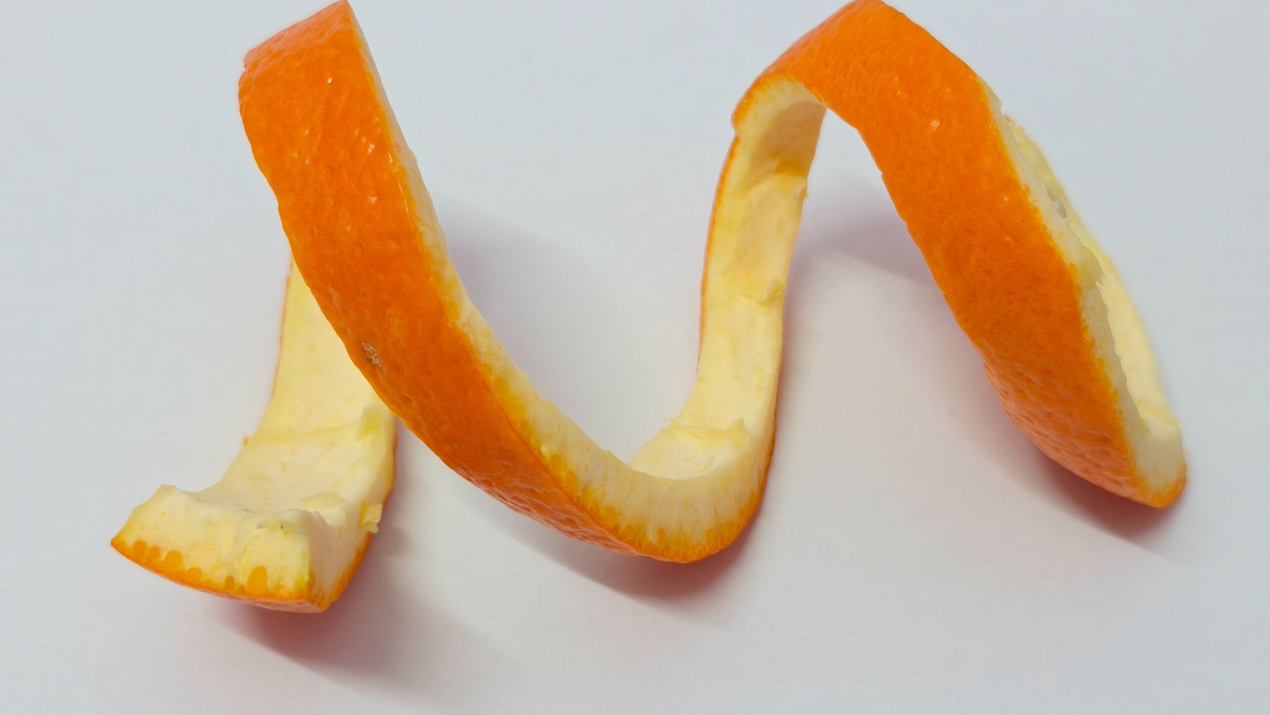 Cáscaras de naranja utilizadas para crear carbón activado que mejora baterías de plomo-ácido.