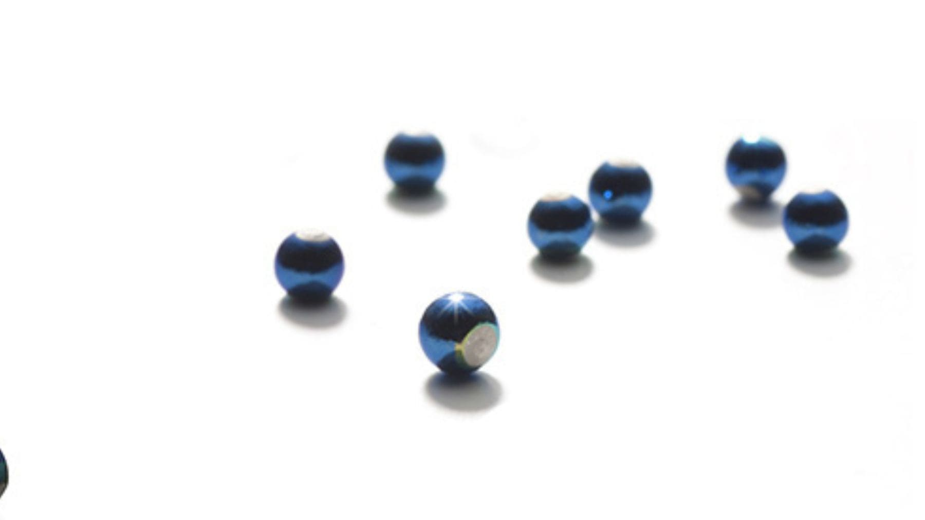 Celdas solares esféricas Sphelar desarrolladas en Japón para captar luz desde todos los ángulos.