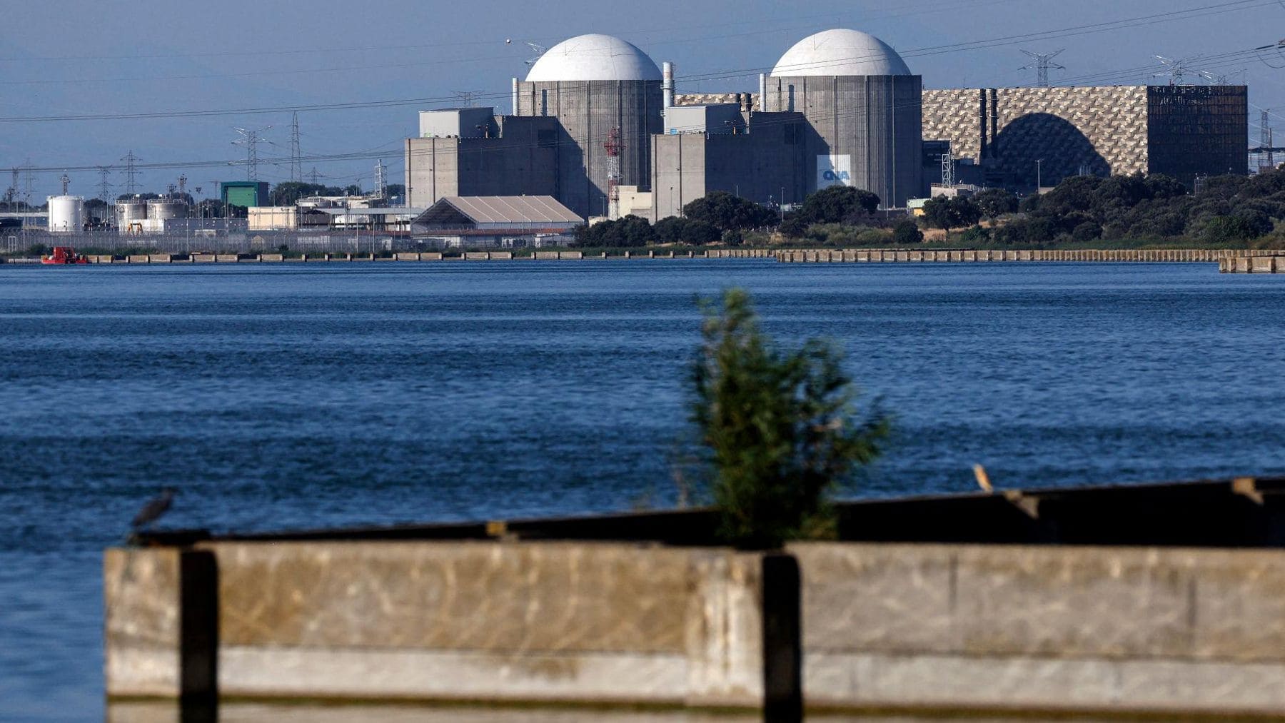 Central nuclear de Almaraz en España, cuyo cierre podría encarecer el precio de la luz según un informe energético.