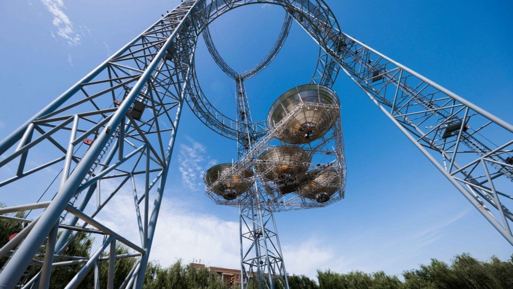 Estructura de prueba de central solar espacial en China para transmitir energía mediante microondas.