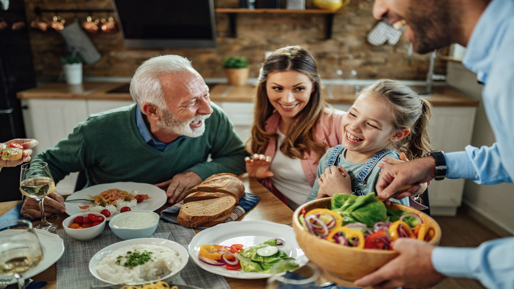 Personas cocinando juntas que demuestran que cocinar y comer en compañía mejora el bienestar emocional