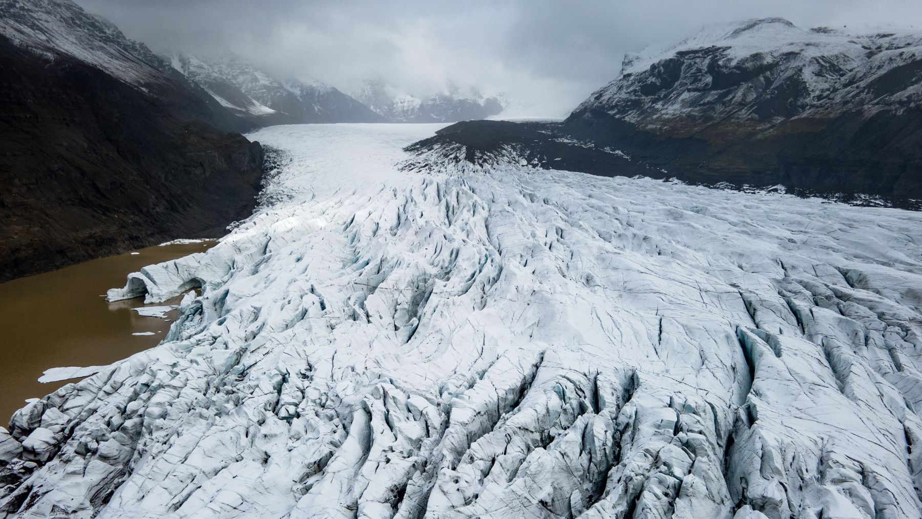 Glaciar en Groenlandia afectado por el deshielo y el retroceso del hielo debido al cambio climático.