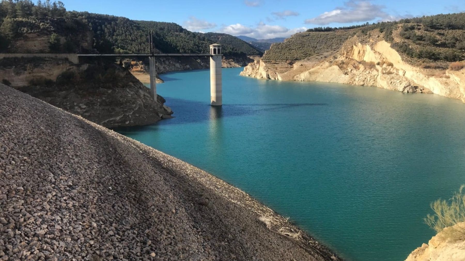 Embalse en España con alto nivel de agua tras las lluvias de marzo y aumento de la reserva hídrica.
