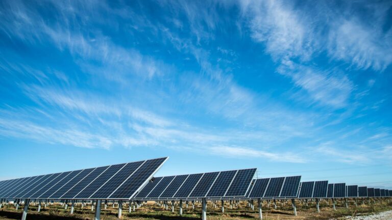 España impulsa renovables para frenar dependencia energética con paneles solares