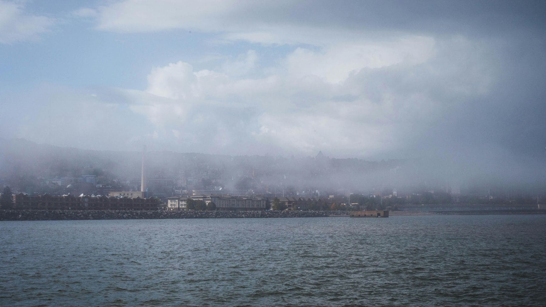 Vista del océano cubierto por vapor y calor atmosférico relacionado con el estudio sobre el eructo térmico del océano Antártico.