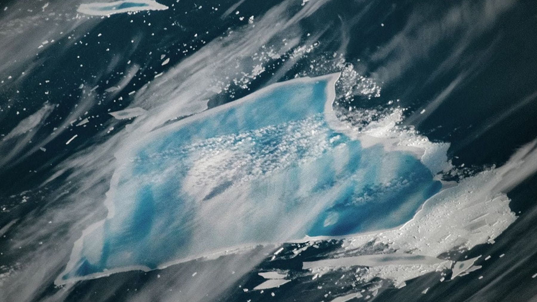 Iceberg A23a derritiéndose en el océano Antártico con charcos de agua azul por el deshielo