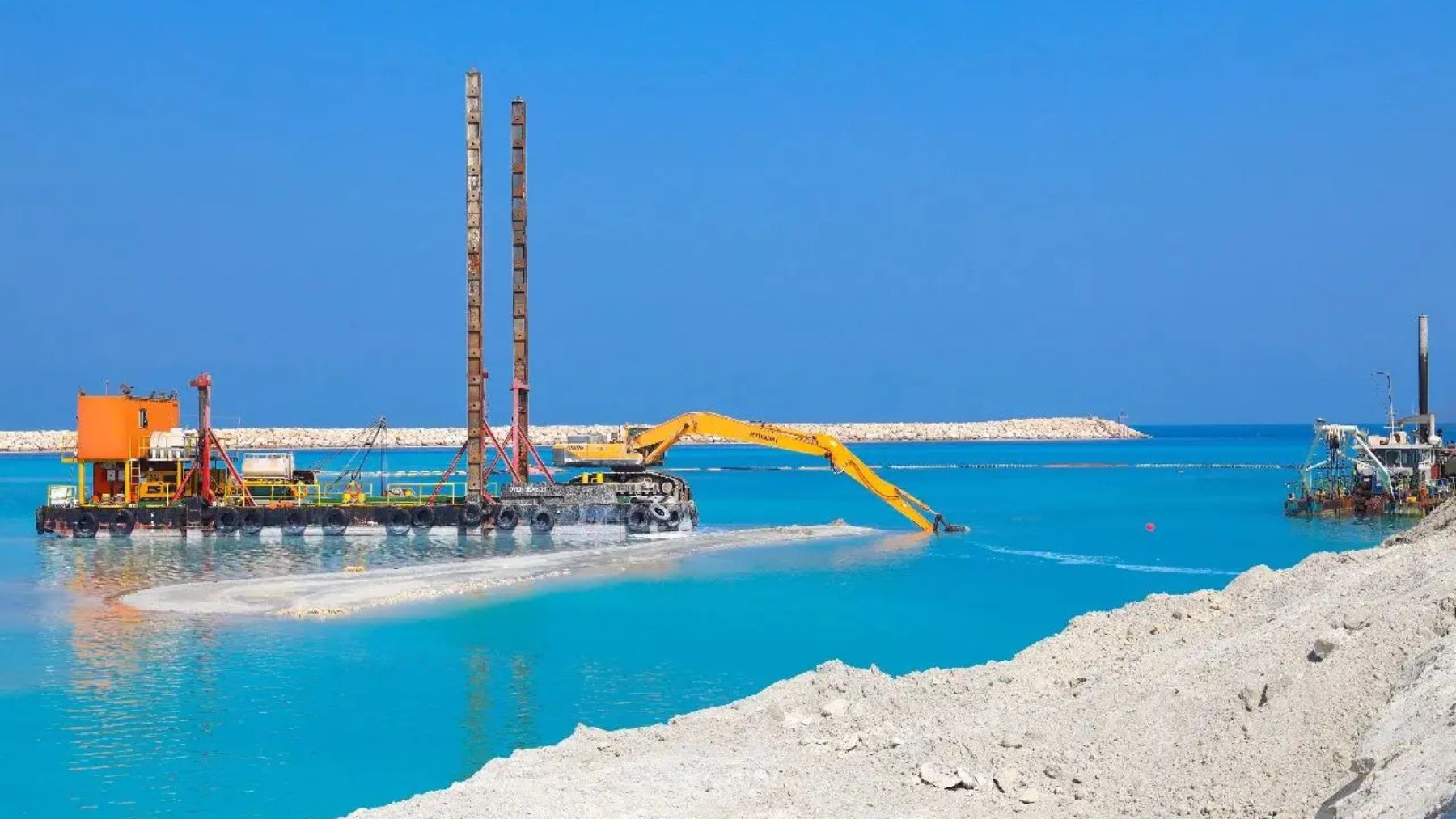 Maquinaria construyendo infraestructura de desalación en Aqaba para el megaproyecto de acueducto en Jordania.