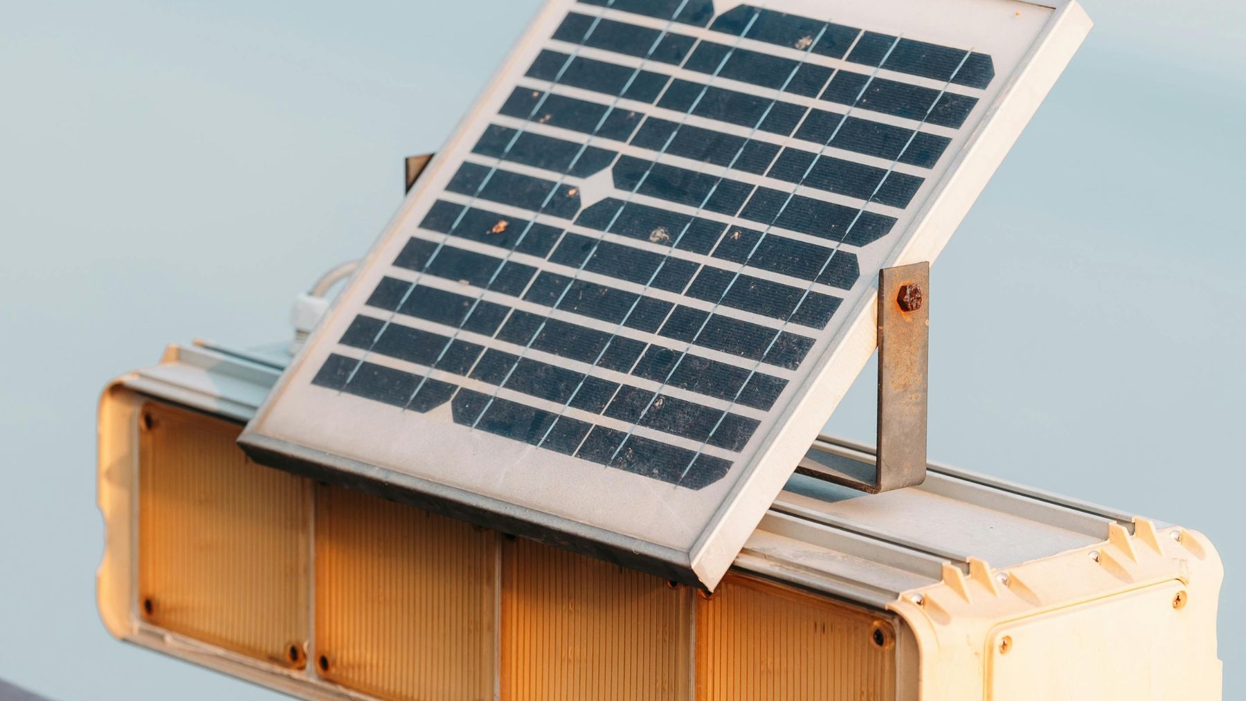 Panel solar instalado en un balcón de edificio residencial para generar electricidad doméstica.
