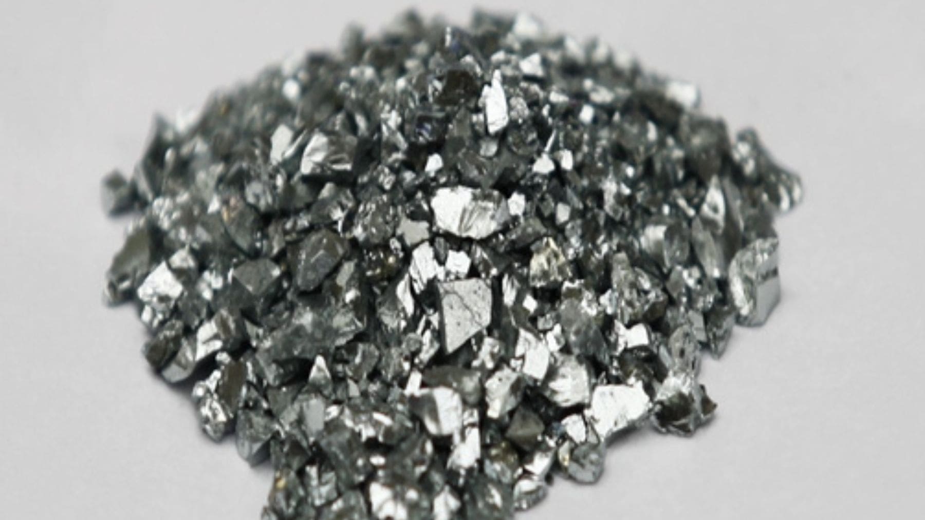 Cristales de telururo de bismuto Bi2Te3, material cuántico capaz de convertir energía ambiental en electricidad.