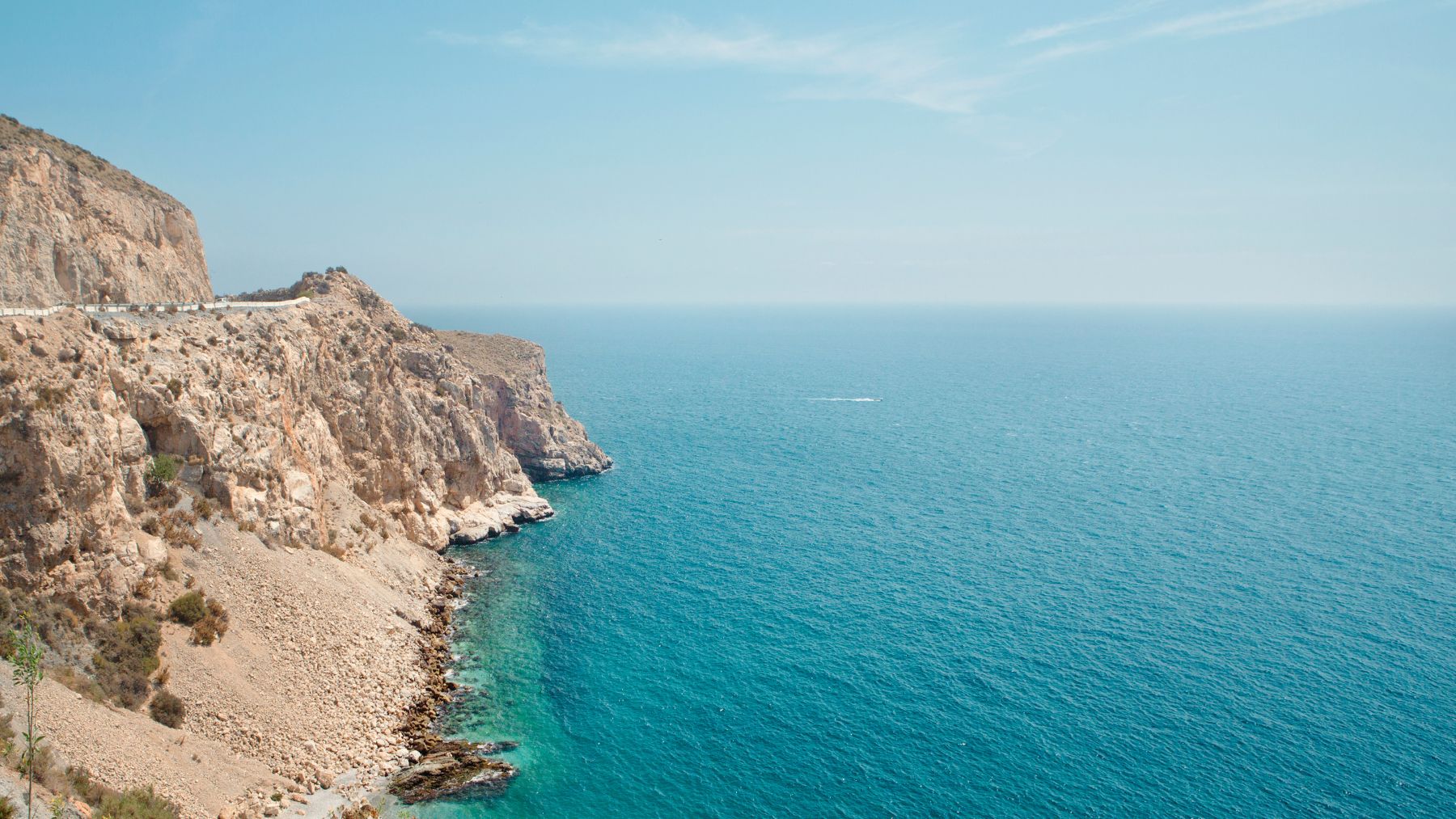 Acantilados del mar Mediterráneo durante la ola de calor marina que ha llevado el agua hasta casi 30 grados.