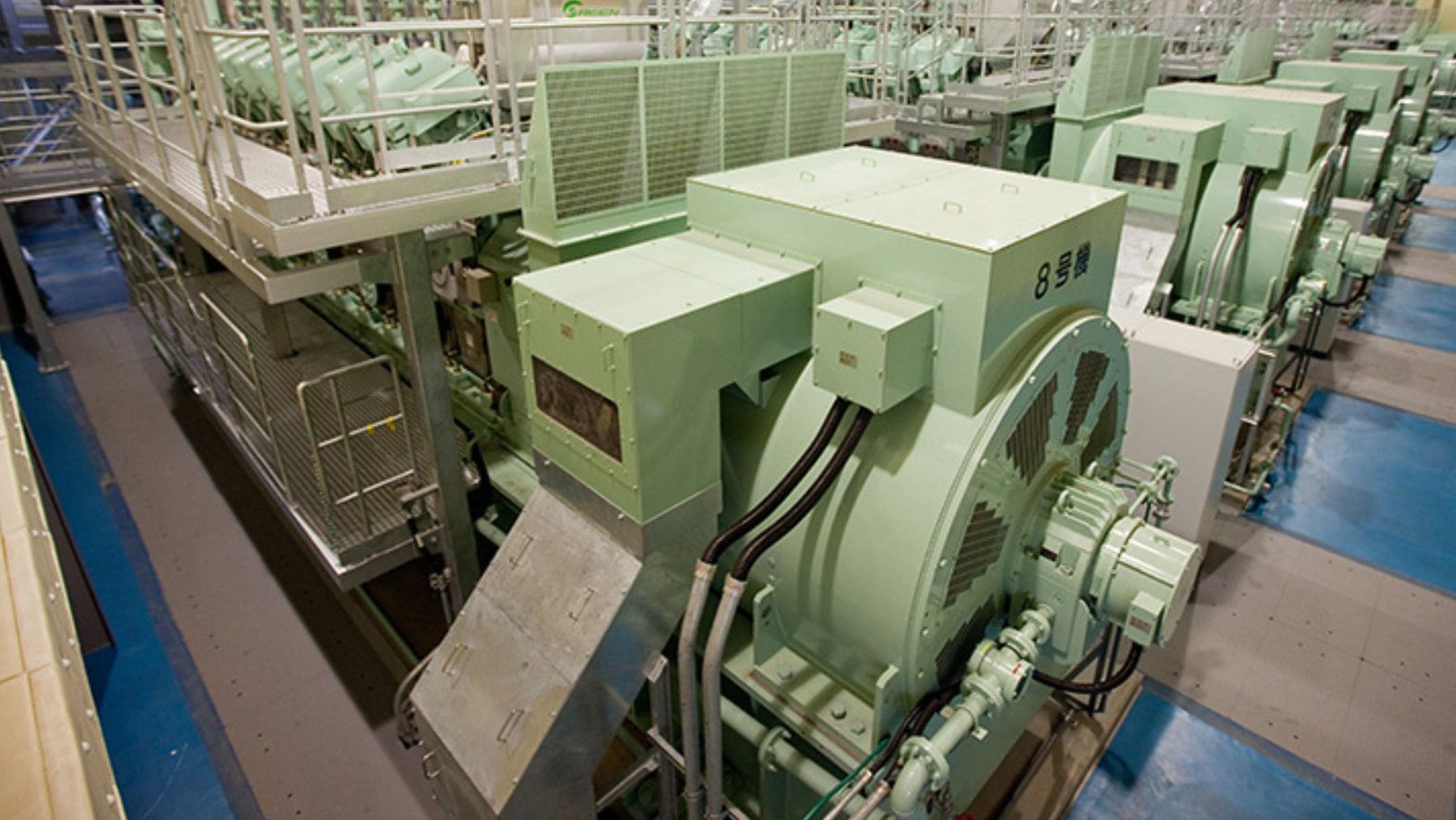 Motor de gas Kawasaki de 8 MW capaz de generar electricidad con un 30% de hidrógeno en la planta de Kobe, Japón.