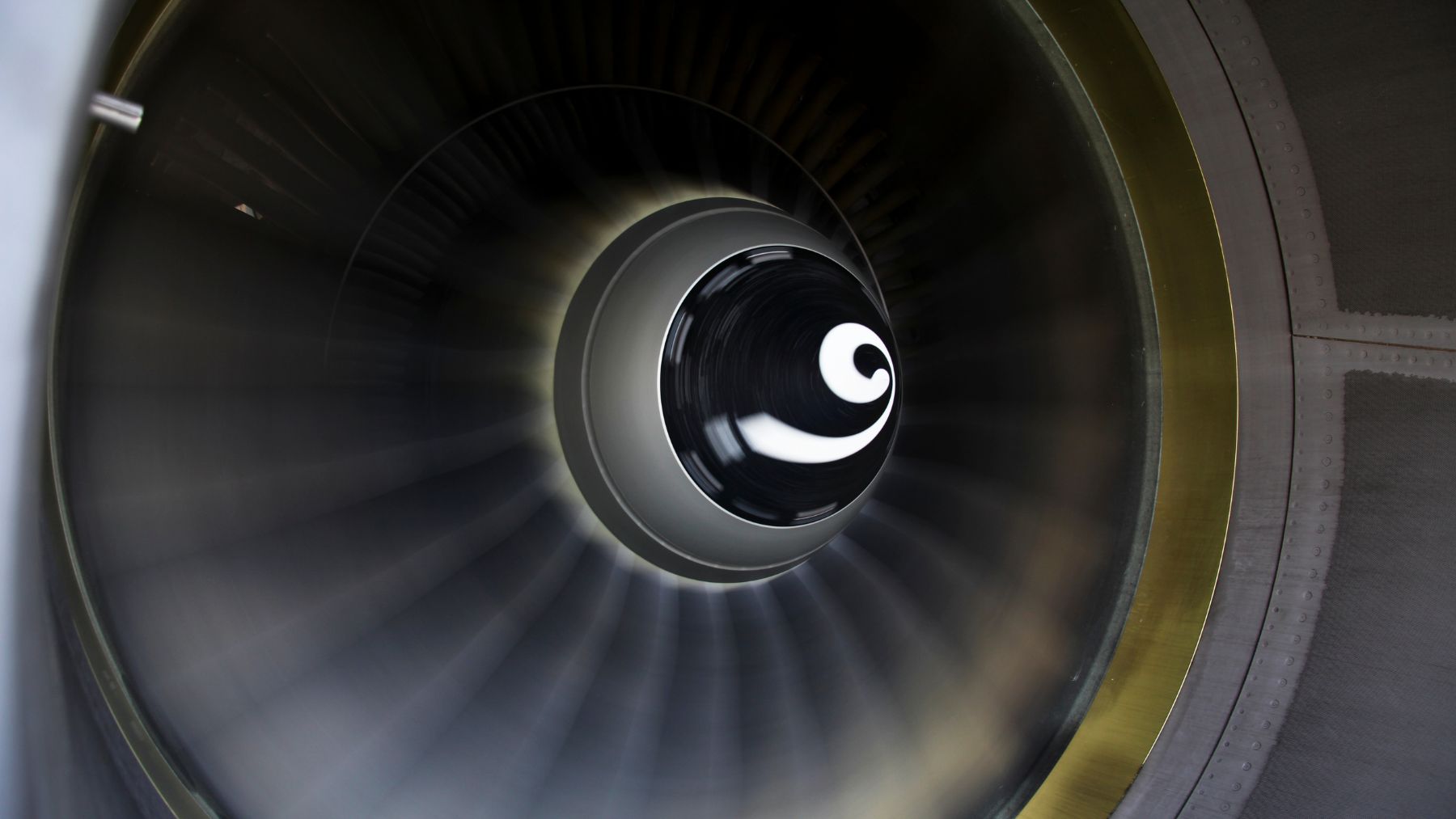 Turbina de avión en primer plano con las aspas girando.