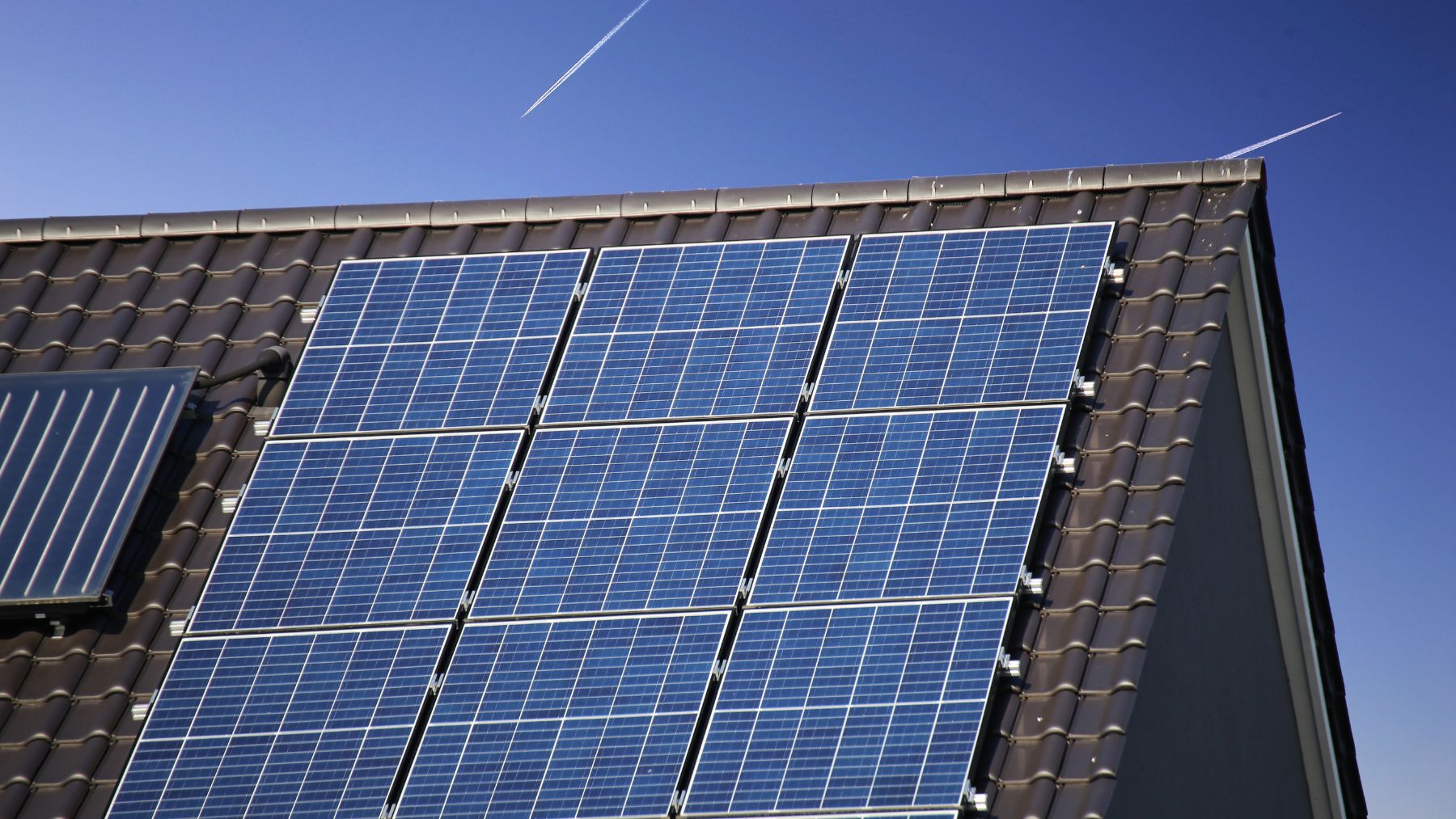Paneles solares instalados en el tejado de una vivienda para generar electricidad y reducir la factura de la luz.