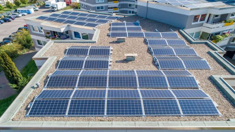 Paneles solares en tejados de viviendas para autoconsumo compartido