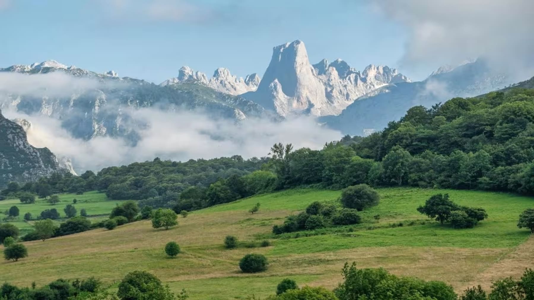 parque nacional picos de europa asturias paisaje montaña ganaderia turismo sostenible