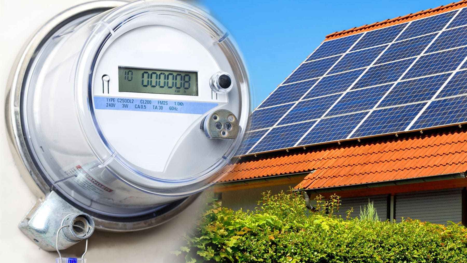 Contador eléctrico junto a una casa con placas solares en el tejado.