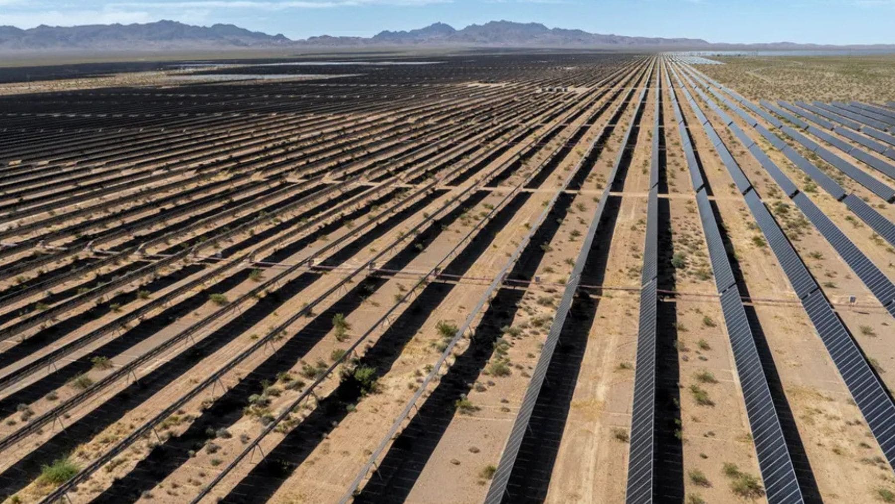 Vista aérea del Gemini Solar Project en el desierto de Mojave con paneles solares y vegetación nativa.