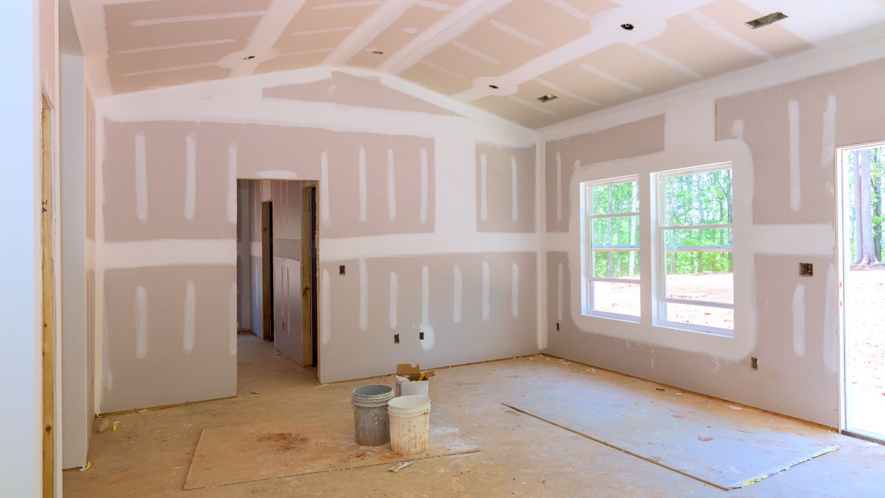 Interior de vivienda en reforma para mejorar la eficiencia energética según la normativa de la UE.