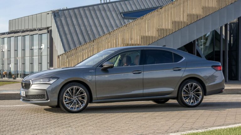 Škoda Superb Hatch híbrido enchufable de 200 kW con sistema iV de alto rendimiento