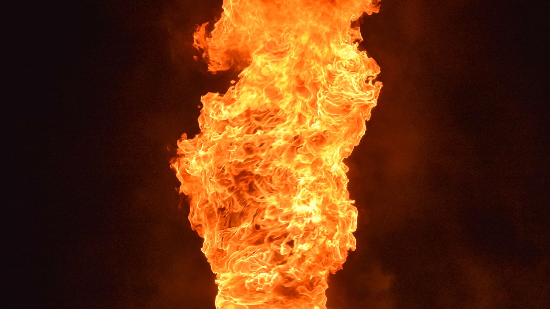 Tornado de fuego controlado quemando petróleo en experimento de limpieza de vertidos en el mar.
