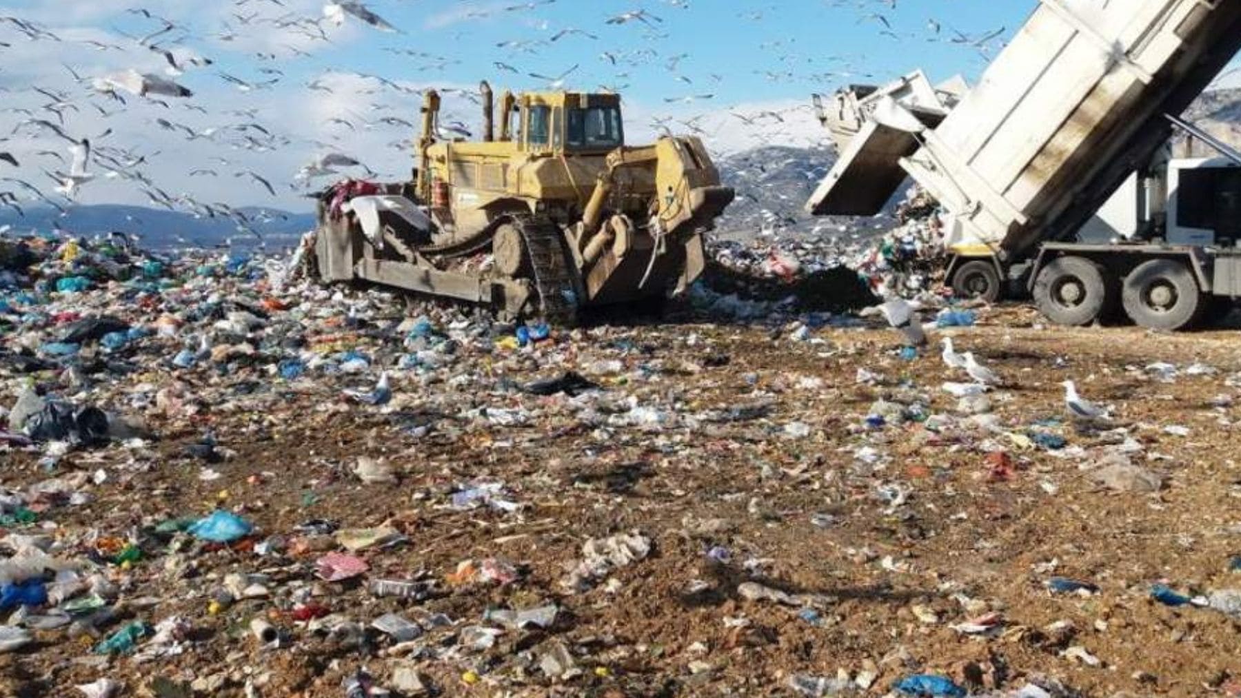 Maquinaria trabajando en el vertedero de Fyli en Atenas, que será transformado en un parque de energía solar y baterías.