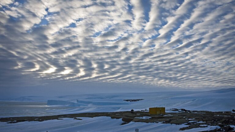 Ondas de gravedad en la atmósfera sobre la Antártida relacionadas con cambios en el vórtice polar.