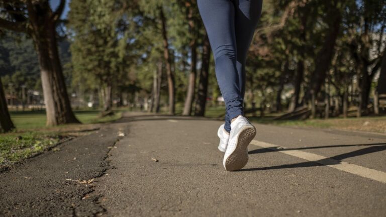 Hacer deporte y dormir bien reduce el riesgo de demencia