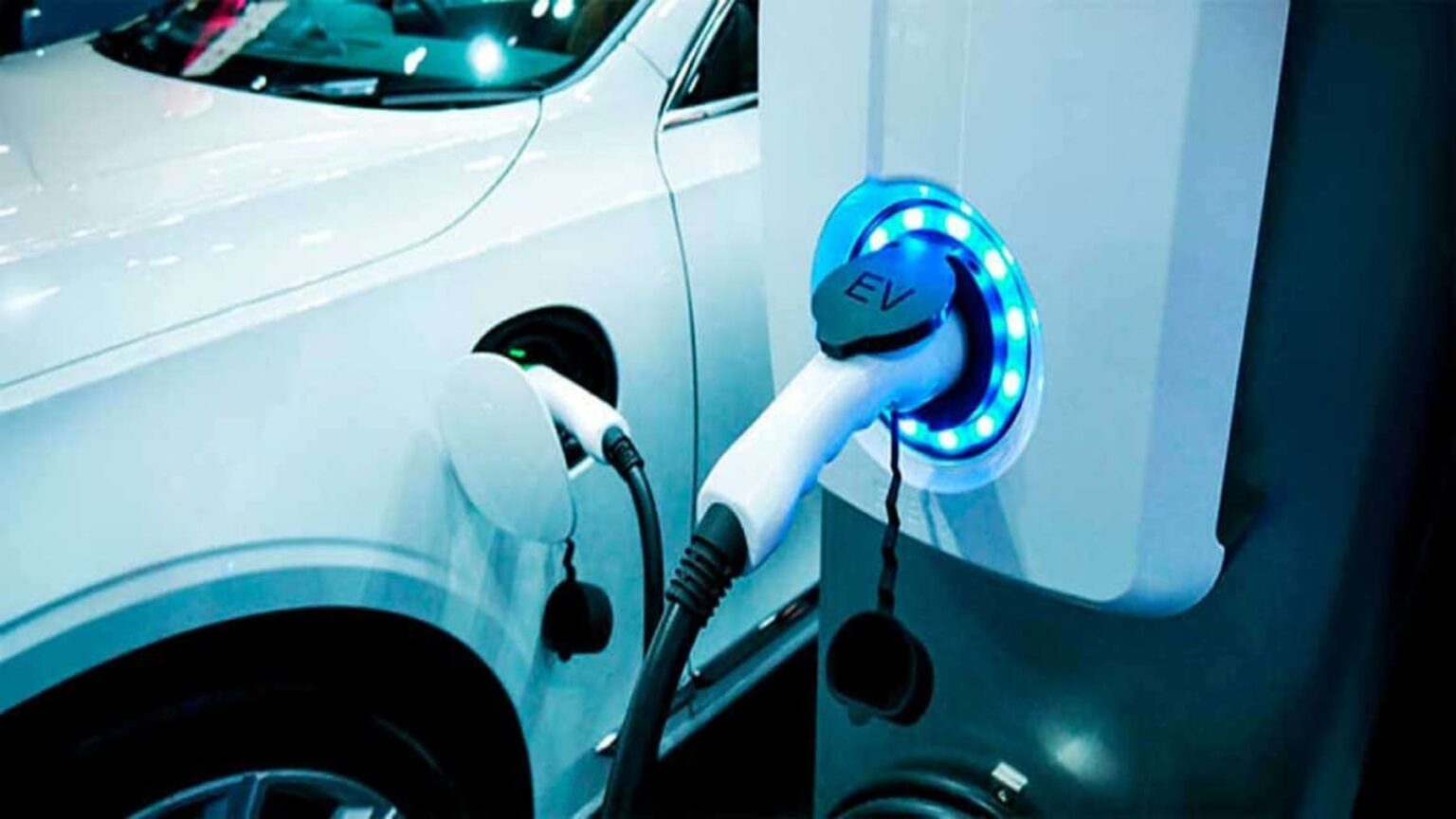 deducción IRPF coche eléctrico 2026 en España cuánto puedes ahorrar y requisitos ayudas