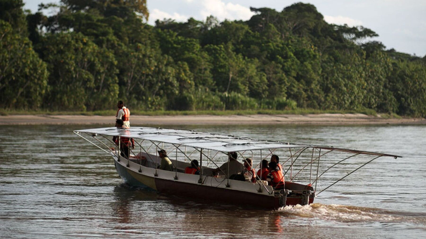 Embarcaciones solares reducen ruido en ríos amazónicos según estudio